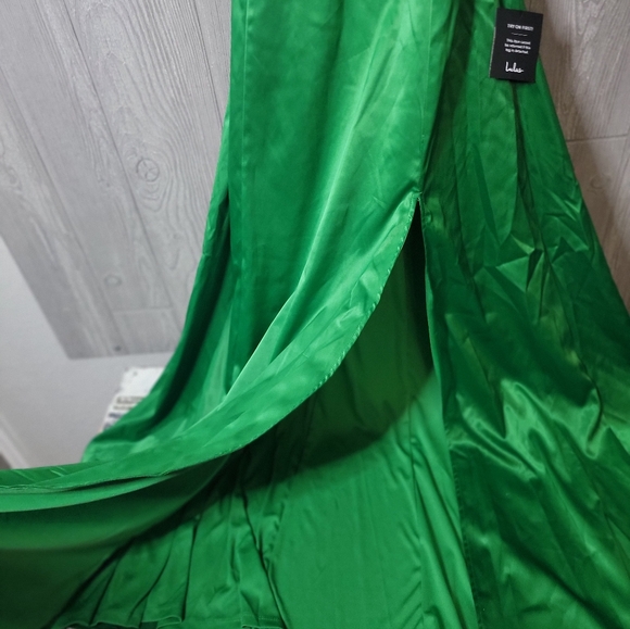NWT Lulus Emerald Green Maxi Dress. Spaghetii Straps & Criss Cross Strappy Back. - Picture 6 of 6
